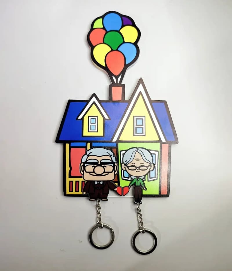 Portallavero Personalizado en acrilico – Hogar Familiar con Personajes, llavero casita UP viejitos - Producto personalizado - Izeta Studio