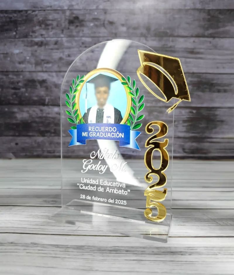Recuerdo de Graduación en Acrílico con Año y Birrete Dorado Personalizado - Producto personalizado - Izeta Studio
