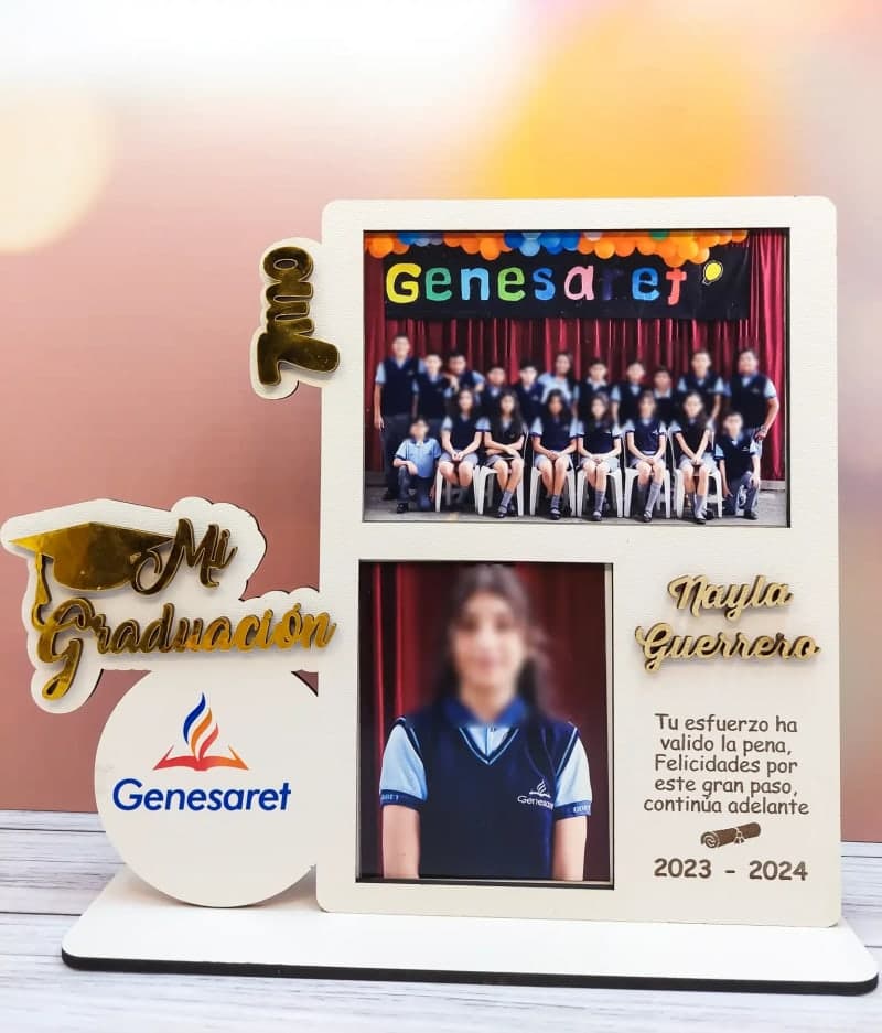 Recuerdo para graduación con foto grupal, personal tipo portaretrato - Producto personalizado - Izeta Studio