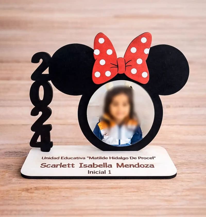 Portarretrato Infantil Personalizado – Diseño Minnie con Nombre, recuerdo de graduacion - Producto personalizado - Izeta Studio