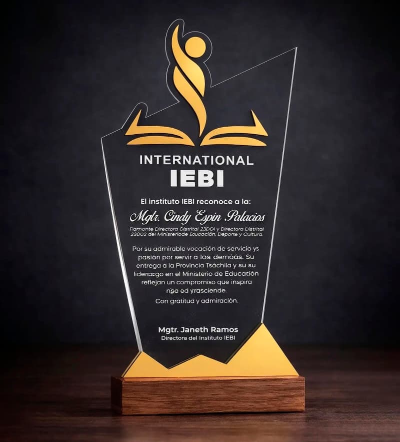 Placa de Reconocimiento Acrílica Escultórica con Acrílico Dorado en Relieve con base de madera - Producto personalizado - Izeta Studio