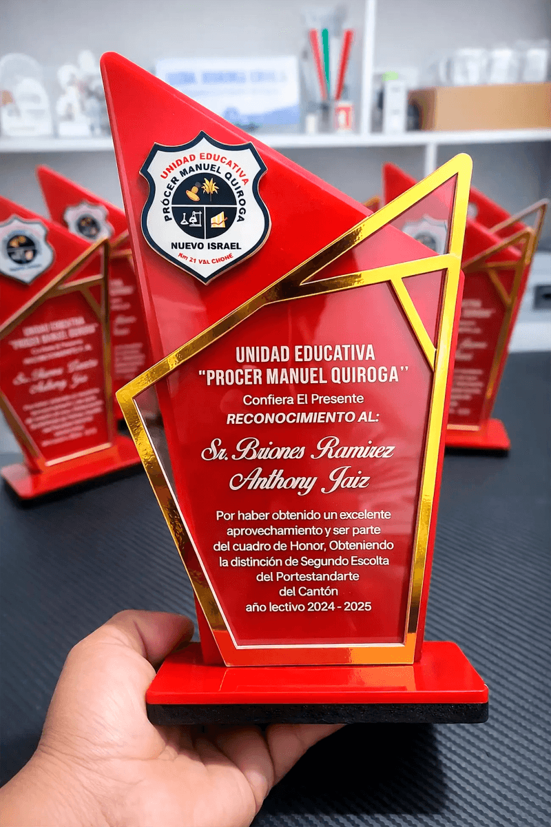 Trofeo de Acrílico Rojo Geométrico – Placa de Reconocimiento Escolar con Marco Dorado Elegante - Producto personalizado - Izeta Studio