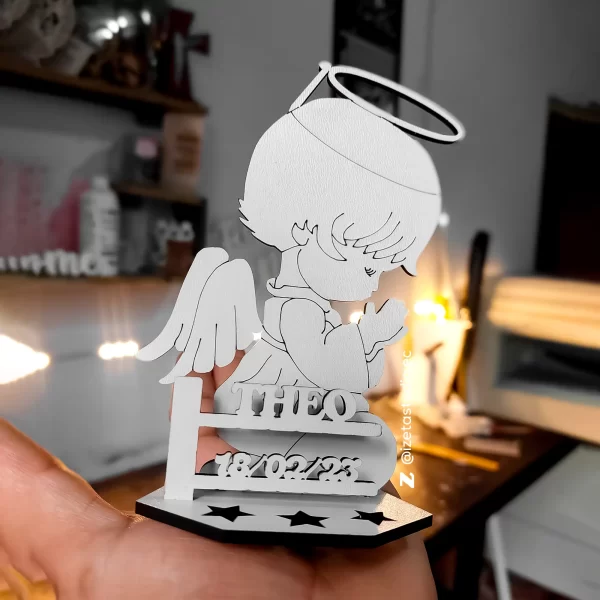 angel orando, color blanco con nombre y fecha del bautizado