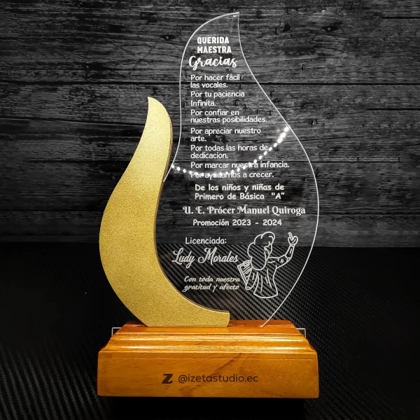 Placa en forma de gota con base de madera, reconocimiento para profesora