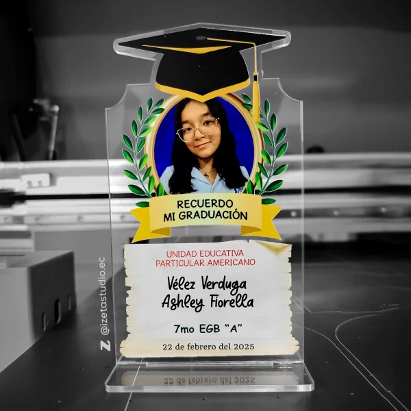 Birrete en acrilico con foto, nombre y paralelo, recuerdos para graduados